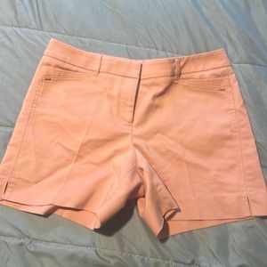 Whit house black market woman’s short peach color front double clasp